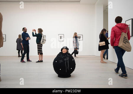 Saatchi Gallery, exposition Miroir Noir, Wendy Meyer après "Louise" Banque D'Images