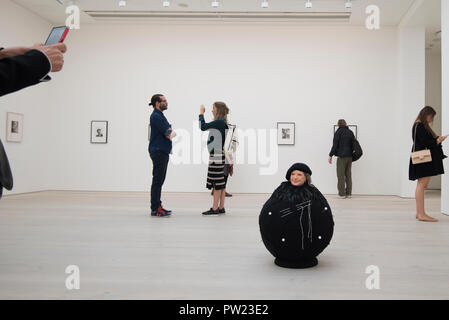 Saatchi Gallery, exposition Miroir Noir, Wendy Meyer après "Louise" Banque D'Images