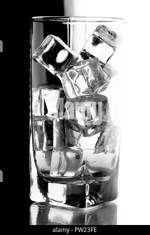 Avec des cubes de glace en verre blanc une isotated sur fond noir Banque D'Images