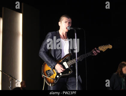 Alex Turner des Arctic Monkeys sur scène pendant la seconde de foru vendu montre à l'O2 Arena, London le lundi 10 septembre 2018 (Photos par Ian Bines/WENN) avec : Alex Turner, Arctic Monkeys Où : London, Royaume-Uni Quand : 10 Sep 2018 Source : WENN.com Banque D'Images