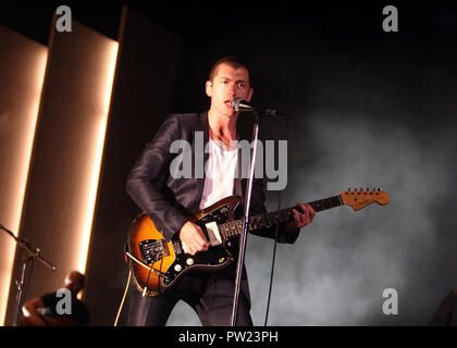 Alex Turner des Arctic Monkeys sur scène pendant la seconde de foru vendu montre à l'O2 Arena, London le lundi 10 septembre 2018 (Photos par Ian Bines/WENN) avec : Alex Turner, Arctic Monkeys Où : London, Royaume-Uni Quand : 10 Sep 2018 Source : WENN.com Banque D'Images