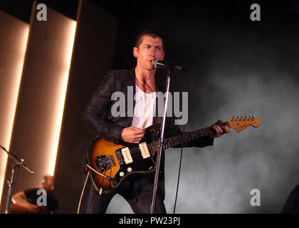 Alex Turner des Arctic Monkeys sur scène pendant la seconde de foru vendu montre à l'O2 Arena, London le lundi 10 septembre 2018 (Photos par Ian Bines/WENN) avec : Alex Turner, Arctic Monkeys Où : London, Royaume-Uni Quand : 10 Sep 2018 Source : WENN.com Banque D'Images