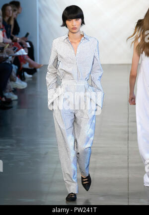NEW YORK, NY - 06 septembre 2018 : il promenades Jing la piste au midi par Noor Spring Summer 2019 Fashion show Fashion Week de New York Banque D'Images