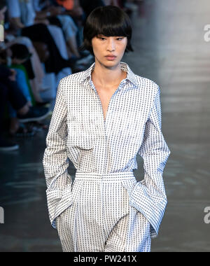 NEW YORK, NY - 06 septembre 2018 : il promenades Jing la piste au midi par Noor Spring Summer 2019 Fashion show Fashion Week de New York Banque D'Images