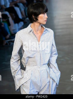 NEW YORK, NY - 06 septembre 2018 : il promenades Jing la piste au midi par Noor Spring Summer 2019 Fashion show Fashion Week de New York Banque D'Images