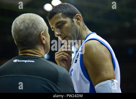 Ioannis Bourousis (Grèce) avec un arbitre. Coupe du Monde de Basket-ball FIBA Espagne 2014 Banque D'Images