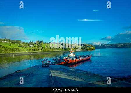 Chiloé, Chili, septembre, 27, 2018 : vue extérieure de ferry en attente d'embarquement des voitures situé dans l'île Lemuy, Chiloe Chili Banque D'Images