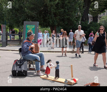 Jig poupées, aka stick des marionnettes, de la danse à la note d'un ancien point d'squeeze box à une entrée pour le château des Sforza de Milan (en italien : Castello Sforzesco). Banque D'Images