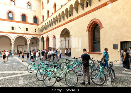 Personnes et des vélos de location dans une cour intérieure du château Sforza de Milan (en italien : Castello Sforzesco). Il a été construit au 15ème siècle par Francesc Banque D'Images