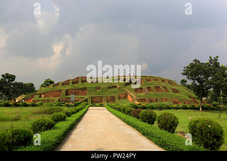 Gokul Medh un monticule excavé dans le village de Gokul en vertu de l'upazila de Bogra Sadar, à environ deux kilomètres au sud-ouest de Mahasthangarh citadelle. Il est populairement connu Banque D'Images