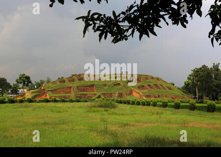 Gokul Medh un monticule excavé dans le village de Gokul en vertu de l'upazila de Bogra Sadar, à environ deux kilomètres au sud-ouest de Mahasthangarh citadelle. Il est populairement connu Banque D'Images