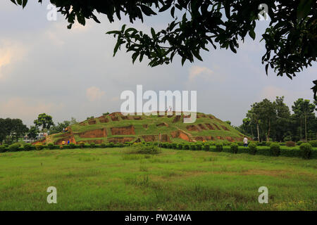 Gokul Medh un monticule excavé dans le village de Gokul en vertu de l'upazila de Bogra Sadar, à environ deux kilomètres au sud-ouest de Mahasthangarh citadelle. Il est populairement connu Banque D'Images