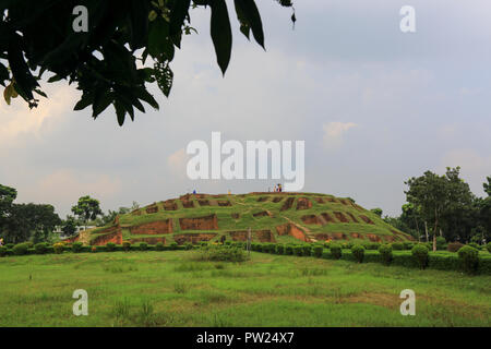 Gokul Medh un monticule excavé dans le village de Gokul en vertu de l'upazila de Bogra Sadar, à environ deux kilomètres au sud-ouest de Mahasthangarh citadelle. Il est populairement connu Banque D'Images