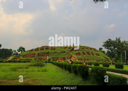 Gokul Medh un monticule excavé dans le village de Gokul en vertu de l'upazila de Bogra Sadar, à environ deux kilomètres au sud-ouest de Mahasthangarh citadelle. Il est populairement connu Banque D'Images