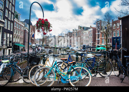 Des vélos, des canaux, des fleurs et de l'architecture à l'ancien quartier central d'Amsterdam Banque D'Images