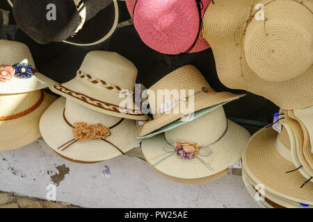 Divers chapeaux de créateur sur le marché en plein air se tenir à Algarve, Portugal Banque D'Images