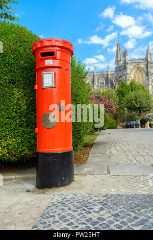 UK red letter tambourin à l'ancien village, un cadre paisible dans la Batalha , Portugal Banque D'Images