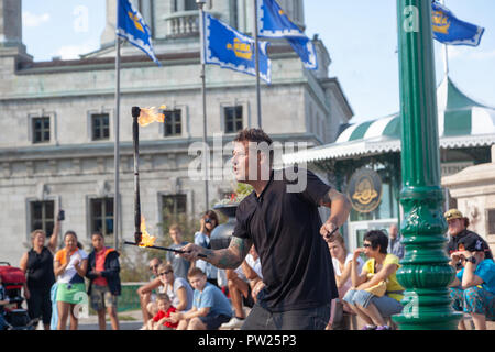 La VILLE DE QUÉBEC, CANADA - Aug 22, 2012 : un artiste de rue de divertir les touristes se sont réunis à la Terrasse Dufferin dans le Vieux Québec. Banque D'Images