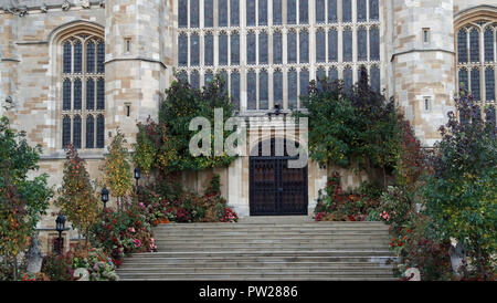 Fleurs à l'extérieur de la porte Ouest de la chapelle St George avant le mariage de la princesse Eugénie à Jack Brooksbank au château de Windsor. Banque D'Images