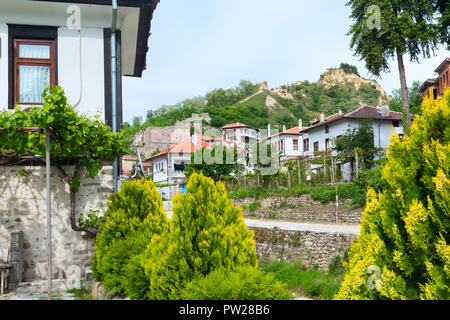 Vue sur la rue avec des maisons traditionnelles bulgares avec terrasse de la Renaissance période dans la région de Melnik, ville Bulgarie Banque D'Images