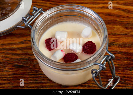 Panna Cota aux Fruits rouges servi dans le can Banque D'Images