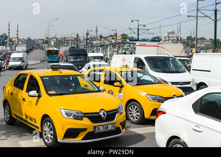 Taxis et véhicules bloqués dans un petit bouchon par le pont de Galata, Istanbul, Turquie Banque D'Images