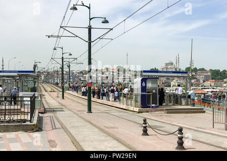 La ligne de tramway T1 station de Karakoy avec les usagers en attente sur la plate-forme, Istanbul, Turquie Banque D'Images