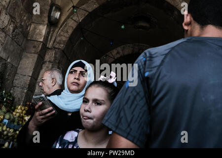 Jérusalem, Israël. 11 octobre, 2018. Les Arabes musulmans à la porte d'Hérode dans la vieille ville de Jérusalem. Banque D'Images
