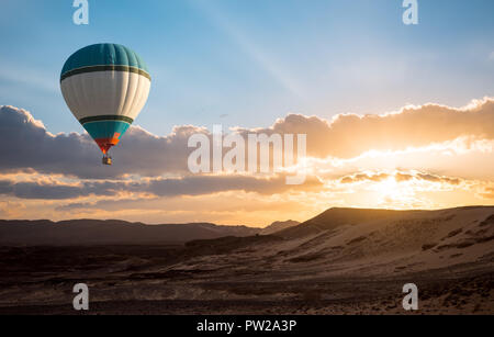 Hot Air Balloon voyage sur desert Banque D'Images