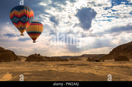 Hot Air Balloon voyage sur desert Banque D'Images