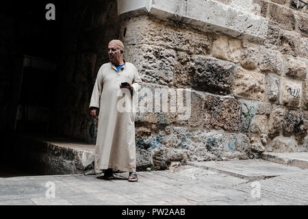 Jérusalem, Israël. 11 octobre, 2018. Un vieil homme musulman arabe se tient près de la porte de la chaîne du Mont du Temple à Jérusalem. Banque D'Images