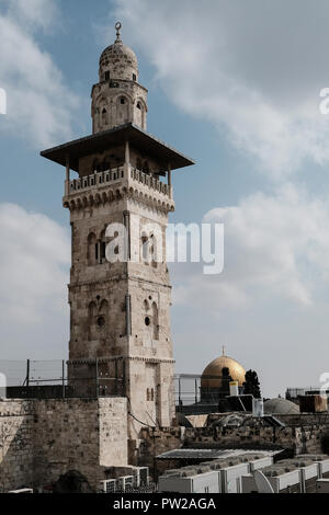 Jérusalem, Israël. 11 octobre, 2018. Une vue sur le dôme doré du Haram el Sharif sur le mont du Temple et d'un minaret. Banque D'Images