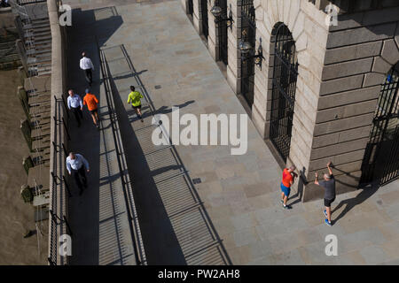 Une vue aérienne de coureurs qui s'étend sur les poissonniers Quai Hall dans la ville de Londres, le 10 octobre 2018, à Londres, en Angleterre. Banque D'Images