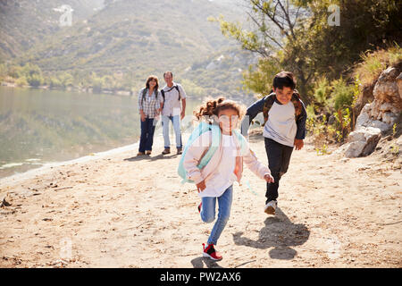 Les grands-parents avec leurs petits-enfants en randonnée pédestre en montagne Banque D'Images