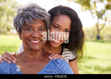 Portrait of Senior Mère avec sa fille adulte dans la région de Park Banque D'Images