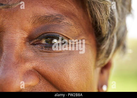 Close Up of Smiling Senior dans les yeux de womans Park Banque D'Images