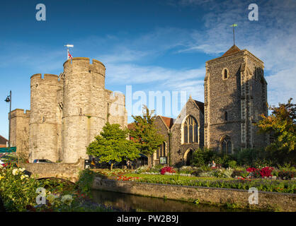 UK, Kent, Canterbury, North Lane, le Westgate Towers, le musée et le mur de la vieille ville vue par de vieux bâtiment à côté d'une grande maison de la rivière Stour Banque D'Images