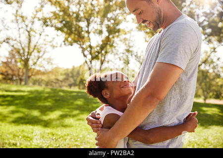 Close Up of Father Hugging Daughter In Park Banque D'Images