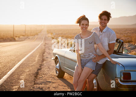 Portrait Of Romantic Couple Enjoying Road Trip En Voiture Classique Banque D'Images