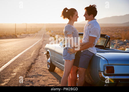 Romantic Couple Enjoying Road Trip En Voiture Classique Banque D'Images