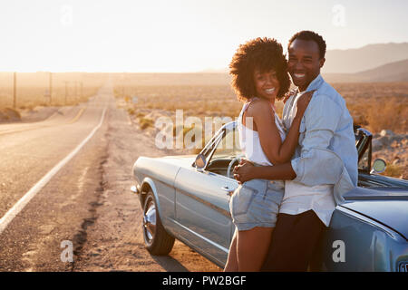 Portrait Of Romantic Couple Enjoying Road Trip En Voiture Classique Banque D'Images