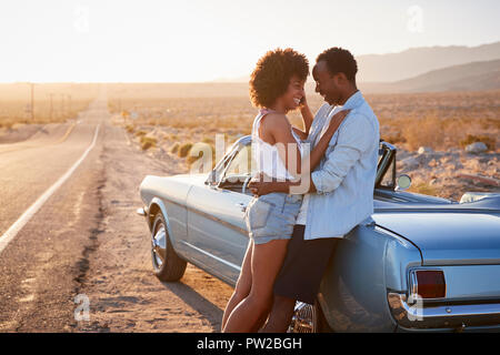 Romantic Couple Enjoying Road Trip En Voiture Classique Banque D'Images