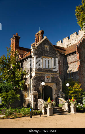 UK, Kent, Canterbury, le Westgate Gardens, Tower House 1850 offerte à la ville par la famille Williamson en 1936 Banque D'Images