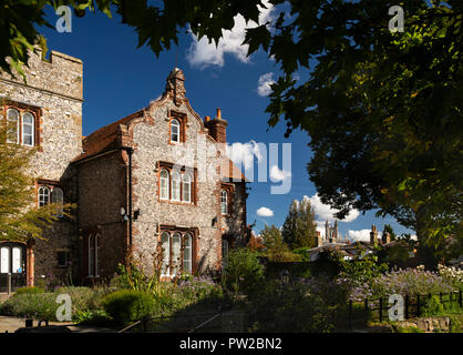 UK, Kent, Canterbury, le Westgate Tower House 1850 Jardins, bâtiment néo-gothique, offerte à la ville par la famille Williamson en 1936 Banque D'Images