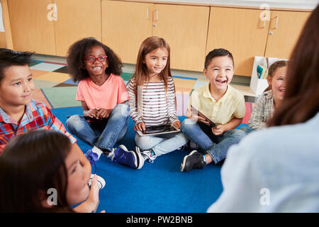 Les enfants de l'école primaire à la recherche de professeur à Banque D'Images