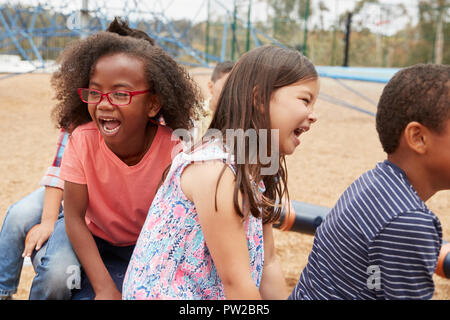 L'école élémentaire Les enfants jouant dans Jeux pour enfants, Close up Banque D'Images