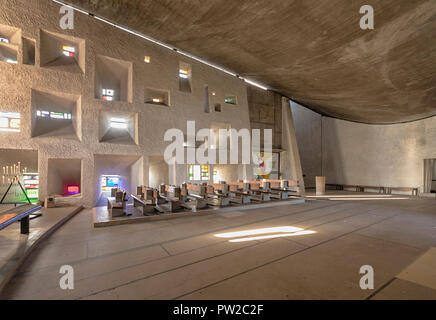 Vue de l'intérieur de la chapelle Notre-Dame du haut, à Ronchamp, France, par l'architecte Le Corbusier, terminé en 1955. Banque D'Images