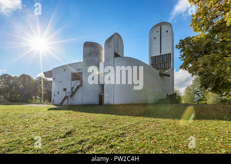 Chapelle Notre Dame du Haut construite par l'architecte Le Corbusier en 1955 à Ronchamp, Bourgogne-Franche-Comté, France. Nort-Western voir contre matin s Banque D'Images