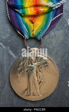 WW1 British Médaille de campagne, la Médaille de la victoire britannique sur un fond d'ardoise. Banque D'Images