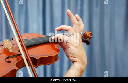 L'homme joue du violon intérieur avec la lumière du jour. mains libre Banque D'Images